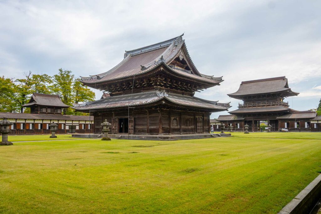 瑞龍寺 仏殿と山門